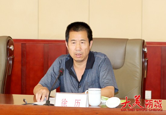 省中小企业局政策法规处处长许历介绍了"三送"活动七大服务机构的