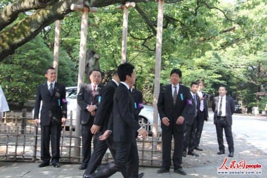 安倍内阁两阁僚和小泉纯一郎之子参拜靖国神社