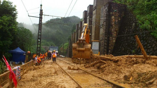 高清:中断20小时滞停8万旅客 京广铁路广东段抢通