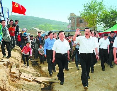 李克强总理在岷县梅川镇永光村向村民了解生活生产情况.