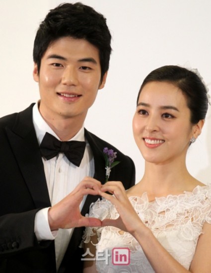 可说是闪婚族的代表之一,韩惠真原先有个稳定交往9年的音乐人男友naul