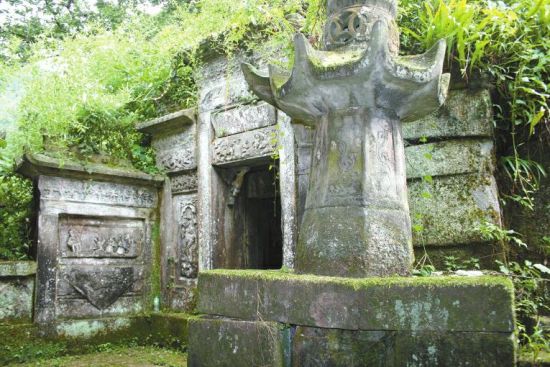达州村野现庞大清代古墓群 现存古墓150余座