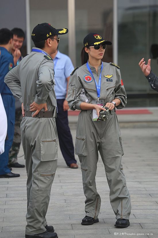 组图:陆航风雷飞行表演队美女少校靓丽夺目【2】