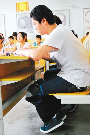 晏先波跪着下楼梯