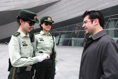 大连女子巡警队现身达沃斯 开敞篷跑车巡逻(图)