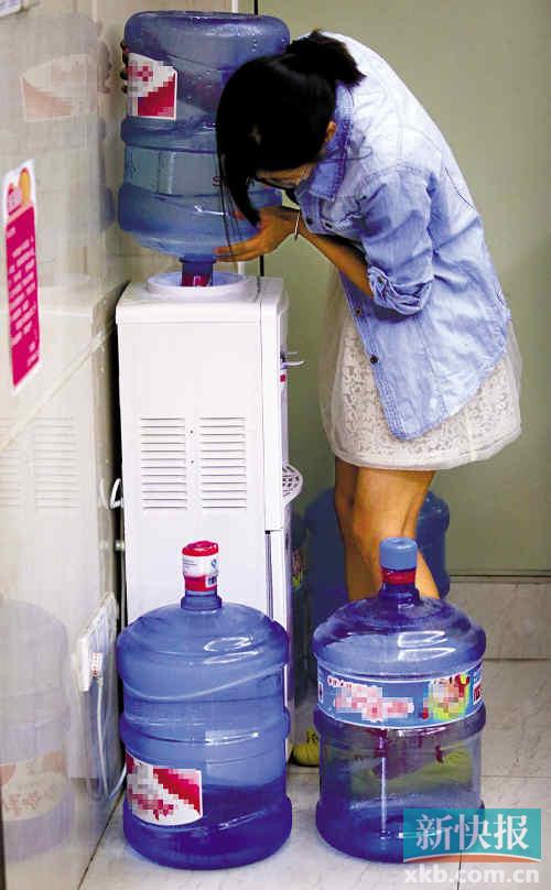 给饮水机换水是"女汉子"的标准之一.