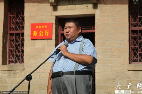 毛新宇唱《东方红》哽咽流泪 缅怀先烈[高清]