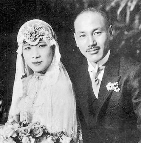 图为蒋介石与蒋宋美龄结婚照.
