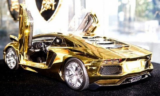 中东土豪花4500万购买纯金兰博基尼车模