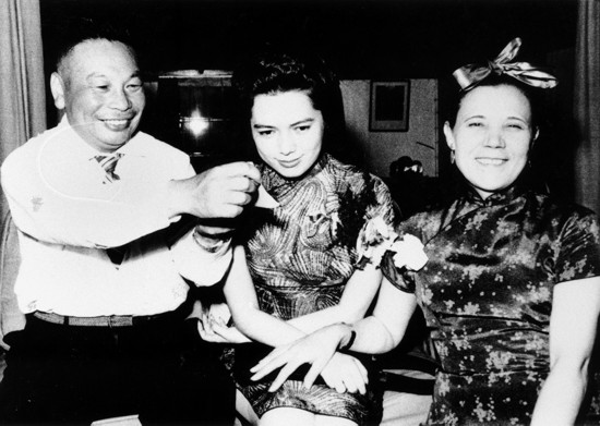 女儿在父母身边,明媚动人,尽管此时的她已违父命与俞扬和牵手终身,但