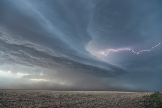 俄克拉荷马州博伊西的超级细胞雷暴,水平闪电在风暴中间穿过.