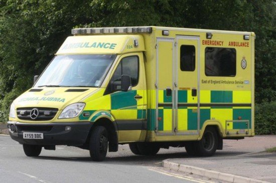 救人还是吓人?英国救护车急救途中甩掉两车轮
