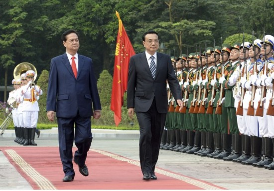 河内越南总理府同越南总理阮晋勇举行会谈会谈前,阮晋勇在越南主席府