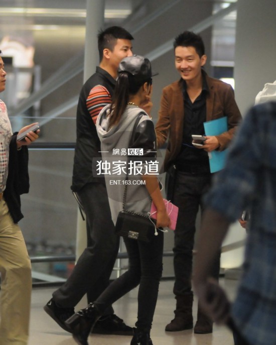 吉克隽逸与男友现身机场 车内吃冰激凌亲密(图)【9】