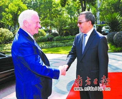 王辉 罗文清 摄昨日上午,中共中央政治局委员,省委书记胡春华在广州