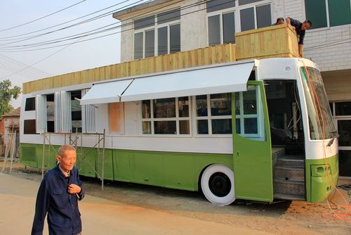 报废大巴改装另类房车车顶建花园茶座