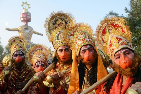 今日要闻  [提要]  9月7日,印度南部城市科钦,一身彩绘的舞者正准备