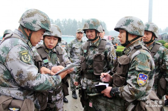 组图:解放军大批军车贴地方广告伪装驶向目的地【7】