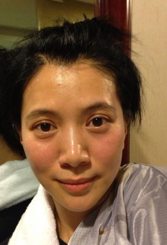 袁咏仪晒素颜照.