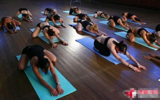 美国女性热衷裸体瑜伽 劲爆啊!【22】