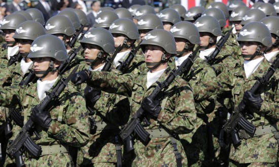 日本自卫队举行阅兵仪式&nbsp;安倍晋三检阅(组图)
