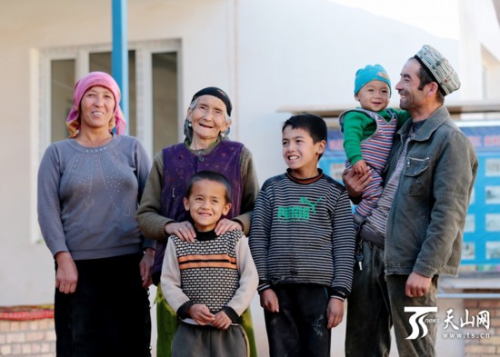 群众"新疆首届网络文化节进乡村活动在疏附县萨依巴格乡肖尔村举行