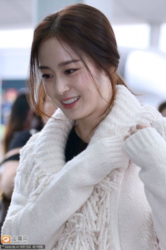 金泰熙现身机场显潮范韩国第一天然美女萌态十足