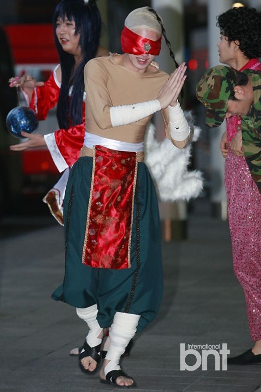 superjunior纪念出道八周年机场大玩变装秀 搞笑扮相引爆笑(图)【7】