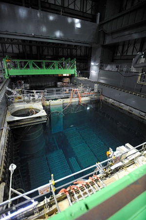 福岛第一核电站向媒体公开4号反应堆内部情况组图5