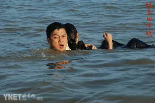 《纯真的年代》热播 李亚鹏应采儿湿身照曝光--人民网娱乐频道--人民