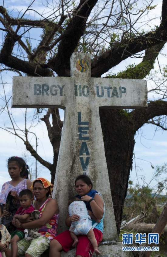 (国际)(1)菲律宾台风重灾区塔克洛班市民渴望救助