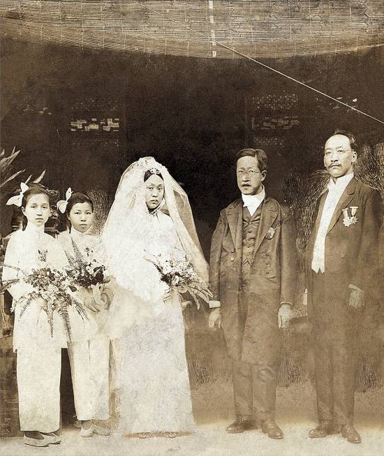 1913年章太炎与夫人汤国梨西式婚典的照片.