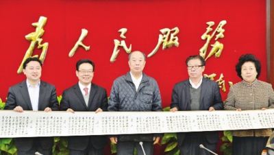 等与会人员展示自己在纪念邓小平同志南巡讲话发表20周年时所写的诗作
