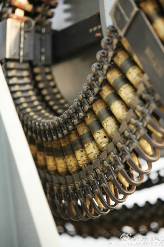 密集阵近程防御系统的使用无链供弹具,在炮管下方有一圆柱形弹鼓