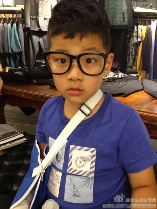 郭涛爱子石头成长相册:"纯爷们"扎小辫变小女生【32】