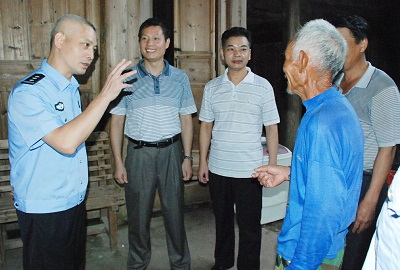 宁夏频道 财经要闻 资讯速览   吴世平局长深入当事人家中进行案件