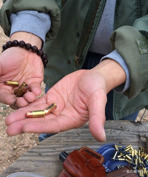 65毫米),我右手是开花弹,左手是包甲弹.