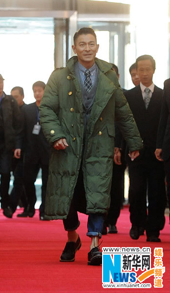 刘德华穿军大衣宣传潮"刘"不可挡 引网友"疯爆"