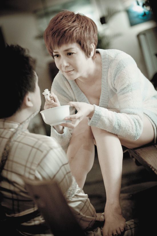 "女人帮"组团追爱 蒋雯丽被指演技浮夸