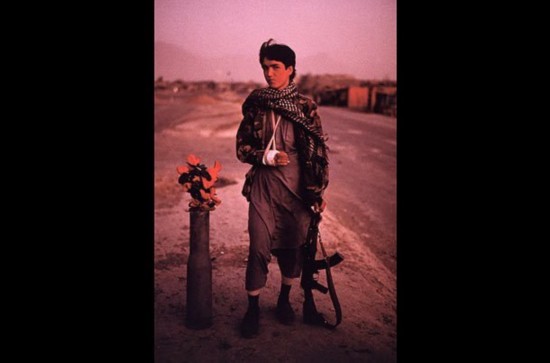 1992年,阿富汗,喀布尔.什叶派穆斯林战士在喀布尔一处关卡警戒.