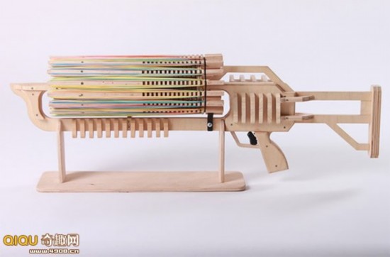 橡皮筋机关枪 48秒可发射672根橡皮筋(组图)