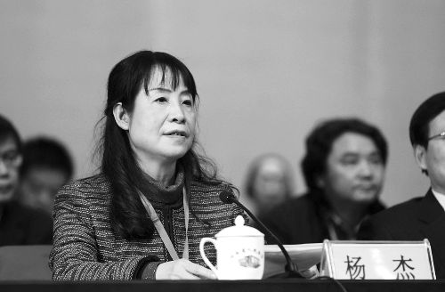 郑州闭幕,新当选为省文联第七届委员会主席的杨杰(上图)接受了大河报