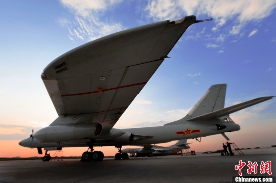 图为中国空军轰油-6加油机.