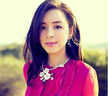 张静初张静初,如她的成名电影《孔雀》一般,骄傲而又不绚丽.