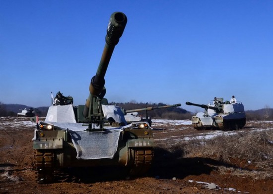 当地时间2013年1月2日,韩国陆军炮兵团进行炮击训练.