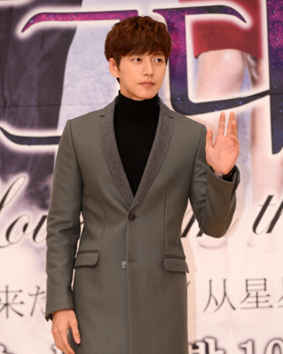 来自星星的你男配朴海镇朴海镇是以短发烫发出现,蓬松的短发尽显时尚