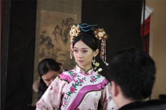 甄嬛玩手机ipad照曝光 隽子哥古装格格造型遭疯传