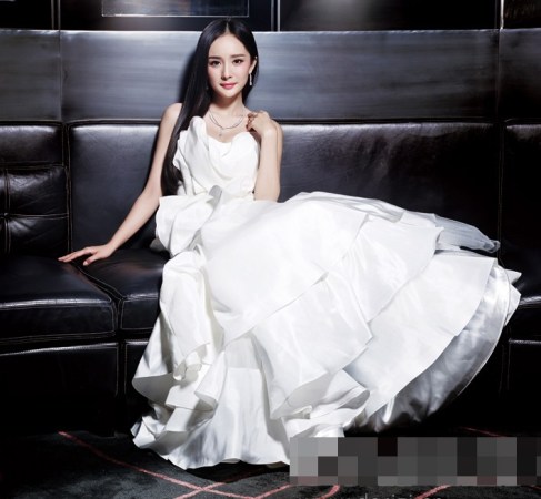 杨幂婚纱大片曝光 白纱妩媚典雅