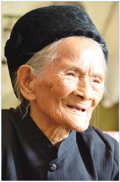 2岁,来自新疆疏勒县的维族女寿星阿丽米罕 色依提以127岁高龄