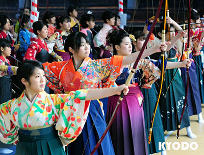 日本举行射箭比赛 集体庆祝成人礼(图)